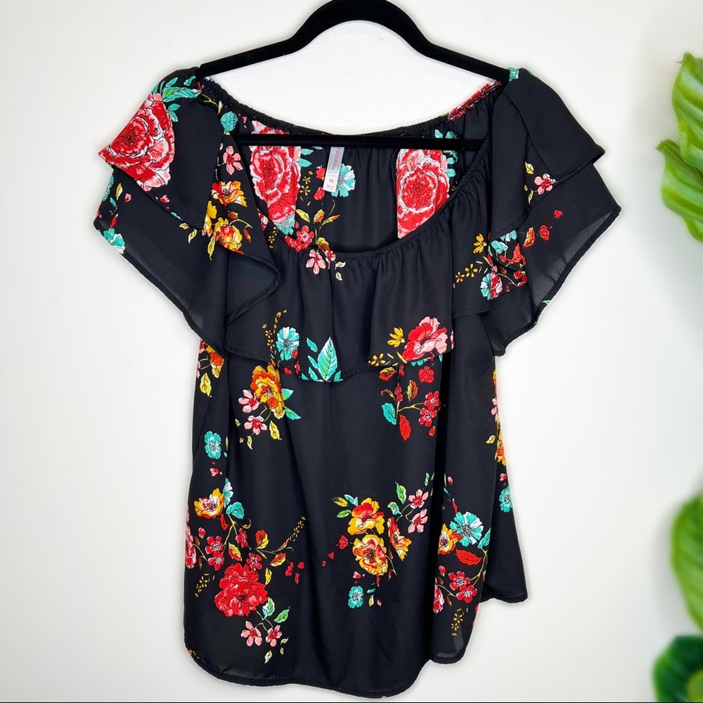 XXL off shoulder floral blouse with peekaboo open back